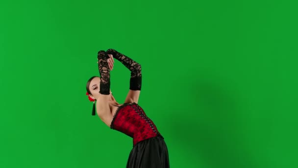 現代の振付はダンス クロマキーグリーンで踊る女性ダンサー フラメンコスタイルのドレスの女性は スタジオで彼女の手と体でエレガントなスペインのダンスの動きを実行します — ストック動画