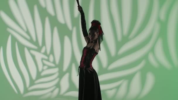 Coregrafie Modernă Dans Femeie Dansatoare Fundal Verde Femeia Rochie Stil — Videoclip de stoc