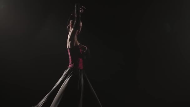 Coreografía Moderna Baile Mujer Bailando Sobre Fondo Negro Bajo Focos — Vídeo de stock
