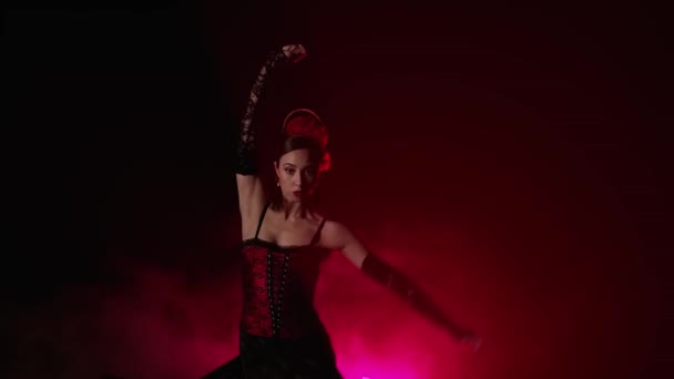 Nowoczesna Choreografia Taniec Kobieta Tańcząca Czarnym Tle Czerwonym Światłem Dymem — Wideo stockowe
