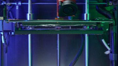 Bir 3D yazıcı ustalıkla siparişinizin bir parçasını hayata geçiriyor. Bir parçayı 3D yazıcıya yazdırma işlemi, yakın plan. Bu video, teknolojinin fikirlerinizi nasıl gerçeğe dönüştürdüğüyle ilgili.