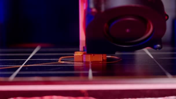 3Dプリンター印刷プロセス 機械ヘッドは層によってプラスチック層から部品を再作成します ビデオはスペアパーツを印刷する過程であなたを完全に浸します クローズアップ — ストック動画