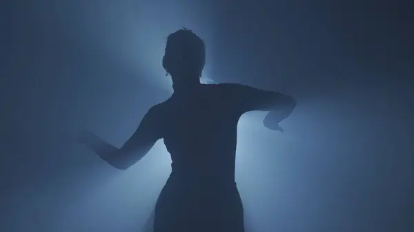 Sylwetka Koncepcji Oświetlenia Kobieta Model Jasnym Podświetleniem Czarnym Tle Dymu — Zdjęcie stockowe