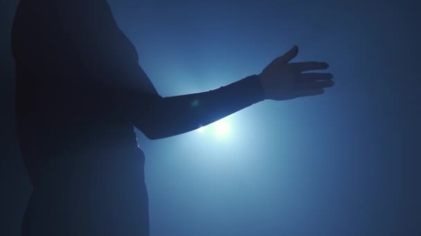 Silueta Konceptu Osvětlení Žena Model Proti Jasnému Podsvícení Černém Zakouřeném — Stock video
