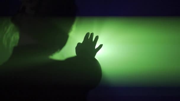 Silhouette Concept Éclairage Modèle Féminin Contre Une Lumière Verte Vive — Video