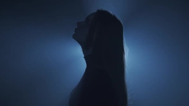 Silhouette Concept Éclairage Modèle Féminin Contre Lumière Vive Sur Fond — Video