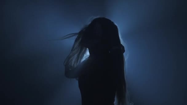 照明コンセプトのシルエット スタジオの黒い背景に明るいストロボライトニングに対する女性モデル 女性プロフィール 暗闇の光線に囲まれたシルエットダンス — ストック動画