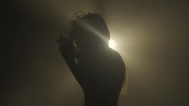 Silhouette Lichtkonzept Weibliches Modell Gegen Helles Licht Auf Schwarzem Hintergrund — Stockvideo