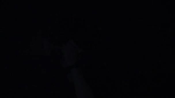 照明コンセプトのシルエット スタジオの黒い背景に明るいストロボライトに対する男性モデル 暗闇に光の光に囲まれたマンクラバーシルエットダンス — ストック動画