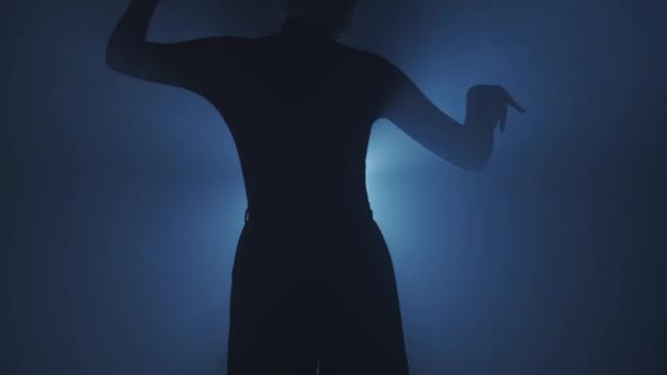 Silhouette Lichtkonzept Weibliches Modell Gegen Helle Hintergrundbeleuchtung Auf Schwarzem Rauchigen — Stockvideo