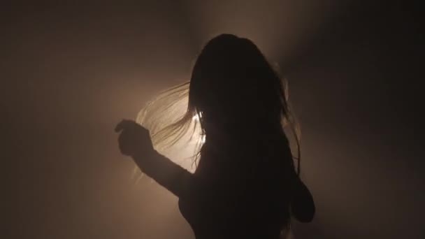 Silueta Concepto Iluminación Modelo Femenino Contra Relámpago Estroboscópico Brillante Sobre — Vídeos de Stock