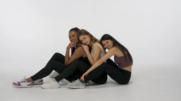 白いスタジオの背景に孤立した若い多民族モデルの肖像画 カメラで笑顔を浮かべている3人のポジティブな多民族少女のグループ 多民族美のコンセプト — ストック写真