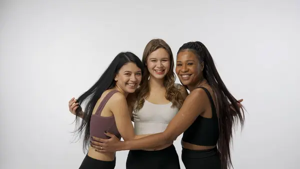 Retrato Jóvenes Modelos Multiétnicos Sobre Fondo Estudio Blanco Cerca Grupo — Foto de Stock