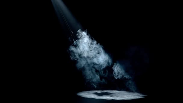 专业的舞台设备和闪电创意广告理念 在黑色背景下隔离的投影机烟雾的演播室拍摄 放映机发出蓝色明亮的光芒 浓烟飘扬而上 — 图库视频影像
