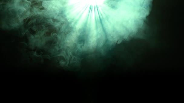 专业的舞台设备和闪电创意广告理念 在黑色背景下隔离的投影机烟雾的演播室拍摄 上方闪烁着绿光 浓烟四处飘扬 — 图库视频影像