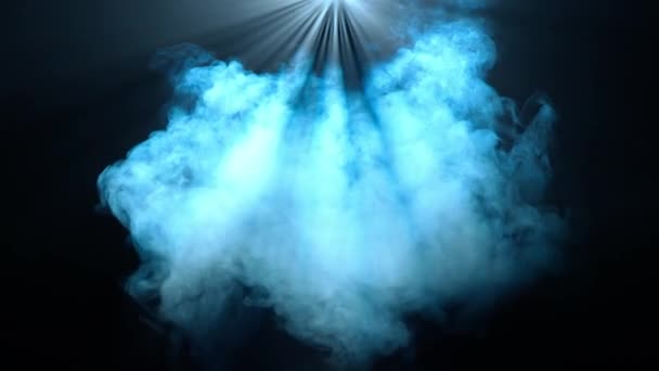 专业的舞台设备和闪电创意广告理念 在黑色背景下隔离的投影机烟雾的演播室拍摄 蓝光从上到下闪烁着浓烟 — 图库视频影像