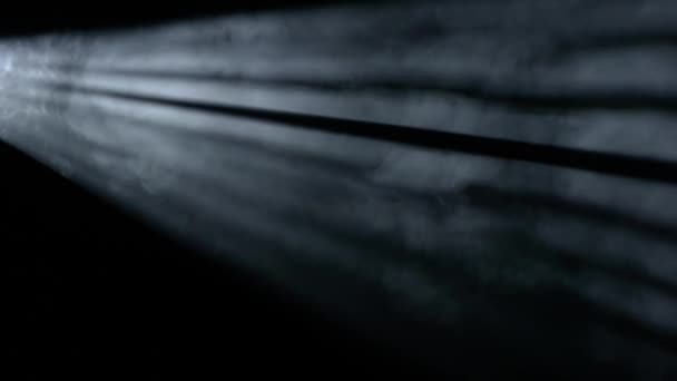 专业的舞台设备和闪电创意广告理念 放映机的演播室拍摄效果在黑色背景上隔离 白色的光芒闪烁着浓烟 — 图库视频影像
