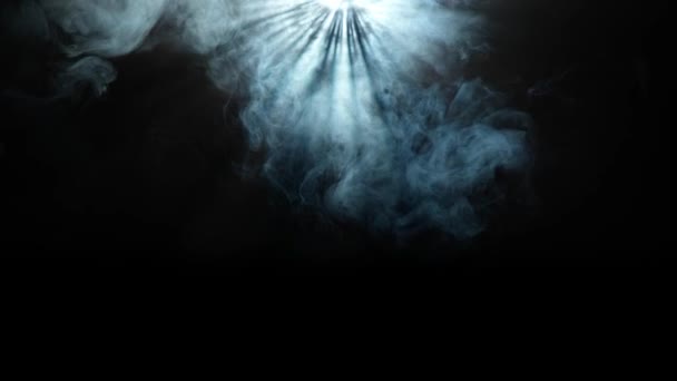 专业的舞台设备和闪电创意广告理念 在黑色背景下隔离的投影机烟雾的演播室拍摄 近距离的白光从顶部闪烁着烟雾 — 图库视频影像