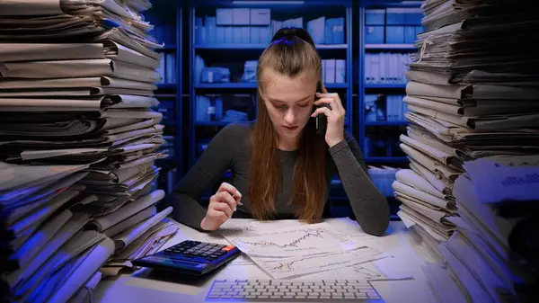 Sıkı Çalışma Konsepti Yorgun Genç Bir Kadını Ofis Çalışanı Gece — Stok fotoğraf