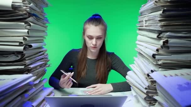 努力工作的概念 疲惫不堪的年轻商业女性办公室职员深夜在办公桌前工作 文件堆积如山 女性在笔记本电脑上工作 写笔记 绿色屏幕 — 图库视频影像