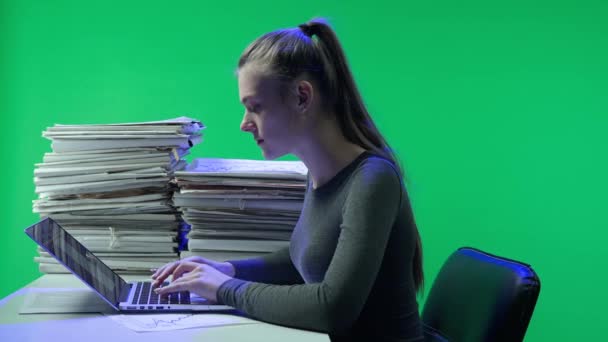 Sıkı Çalışma Konsepti Yorgun Genç Bir Kadını Ofis Çalışanı Gece — Stok video