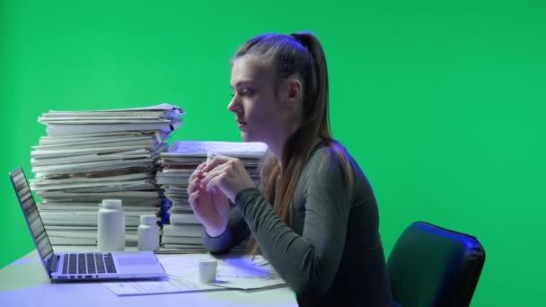 Koncept För Hårt Arbete Utmattad Ung Affärskvinna Kontorsanställd Vid Skrivbordet — Stockvideo