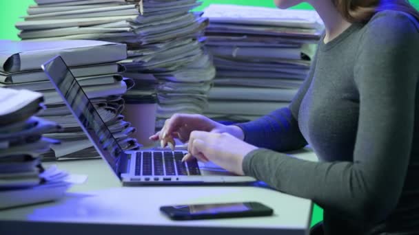 ハードワークコンセプト 夜遅く勤務するデスクで働く若いビジネス女性事務所の従業員は 書類の仕事に過負荷を被りました 女性はラップトップで働く グリーンスクリーン — ストック動画