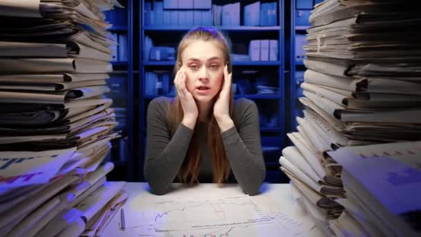 Conceito Trabalho Duro Exausto Jovem Empresária Funcionário Escritório Mesa Trabalhando — Vídeo de Stock