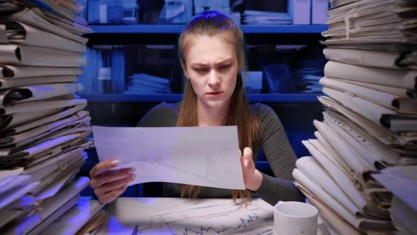 ハードワークコンセプト 夜遅く勤務するデスクで働く若いビジネス女性事務所の従業員は 書類の仕事に過負荷を被りました 女性の欲求不満の崩壊文書はそれらを捨てます — ストック動画