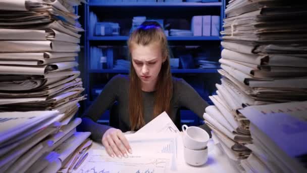 Conceptul Muncă Grea Tinere Afaceri Epuizate Angajat Birou Birou Lucrează — Videoclip de stoc