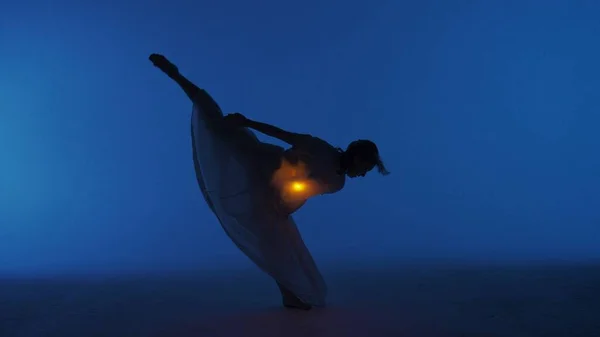 Współczesna Koncepcja Eksperymentalnej Choreografii Tancerka Występująca Studio Młoda Kobieta Tańcząca — Zdjęcie stockowe