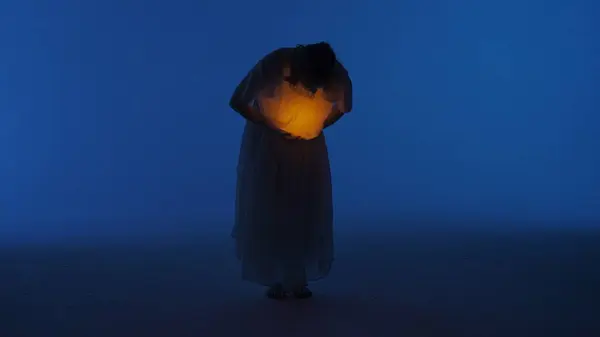 Çağdaş Deneysel Koreografi Konsepti Stüdyoda Kadın Dansçı Sahne Alıyor Karanlık — Stok fotoğraf