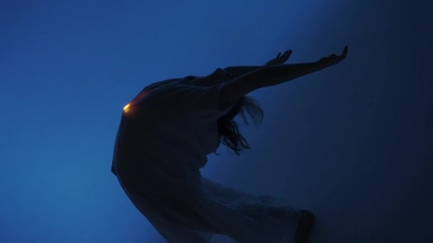 Współczesna Koncepcja Eksperymentalnej Choreografii Tancerka Występująca Studio Młoda Kobieta Tańcząca — Wideo stockowe