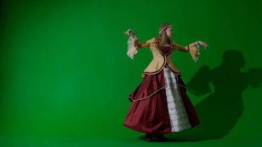 Tarihsel kişi modern yaşam tarzı reklamı. Krom anahtar yeşil ekranda eski bir kıyafet giymiş kadın. Rönesans tarzı elbiseli kadın zarif bir şekilde dans ediyor..