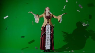 Tarihsel kişi modern yaşam tarzı reklamı. Krom anahtar yeşil ekran arka planında eski giysili bir kadın. Rönesans tarzı elbiseli bir kadın havaya para fırlatıyor..