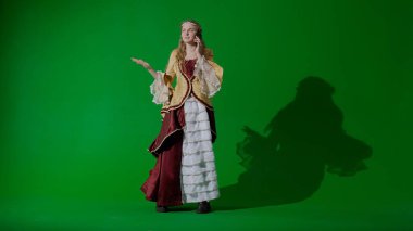 Tarihsel kişi modern yaşam tarzı reklamı. Krom anahtar yeşil ekran arka planında eski giysili bir kadın. Rönesans tarzı elbiseli bir kadın akıllı telefondan arıyor..