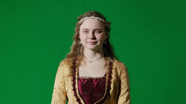 Tarihsel kişi modern yaşam tarzı reklamı. Krom anahtar yeşil ekran arka planında eski giysili bir kadın. Rönesans tarzı elbiseli bir kadın kameraya bakıyor, gülümsüyor..