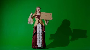 Tarihsel kişi modern yaşam tarzı reklamı. Krom anahtar yeşil ekran arka planda antik kıyafetli bir kadın. Rönesans tarzı elbise giymiş kadın elinde karton tabela reklamcılıktan bahsediyor.