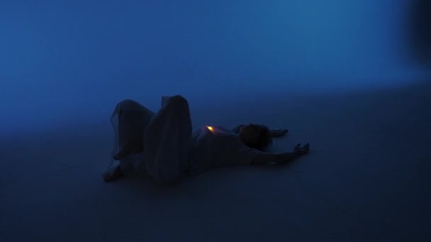 Современная Экспериментальная Хореография Студии Выступает Танцовщица Молодая Женщина Лежит Темной — стоковое видео