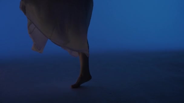Samtida Experimentell Koreografi Koncept Kvinnlig Dansare Som Uppträder Studion Ung — Stockvideo