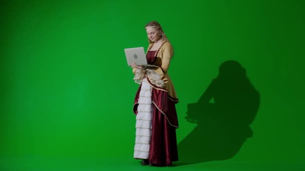 历史人物现代生活方式广告 穿着古装的女人在彩色键绿色屏幕背景上 穿着复兴风格衣服 手持笔记本电脑打字信息的女性 — 图库视频影像