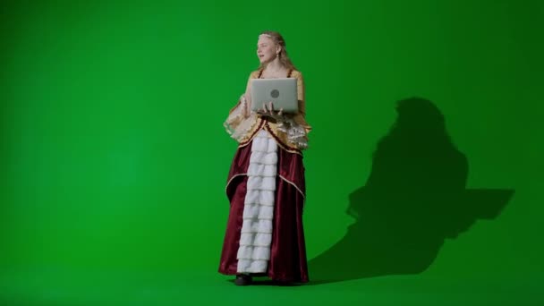 历史人物现代生活方式广告 穿着古装的女人在彩色键绿色屏幕的背景上 身着复兴风格服装的女性 对着笔记本电脑大喊大叫 表情令人失望 — 图库视频影像