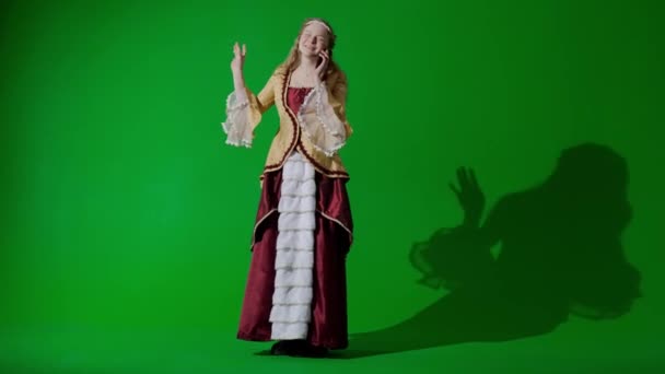 历史人物现代生活方式广告 穿着古装的女人在彩色键绿色屏幕的背景上 身着复兴风格服装的女性打电话给智能手机 — 图库视频影像