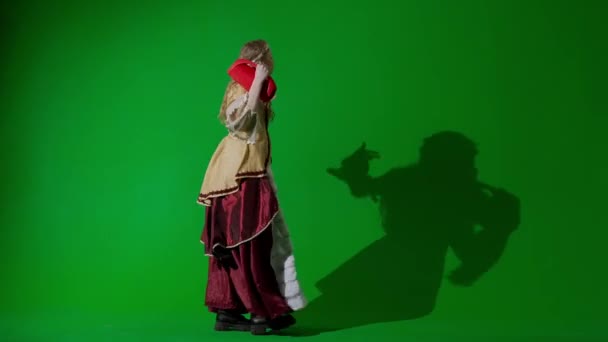 历史人物现代生活方式广告 穿着古装的女人在彩色键绿色屏幕上 身着复兴风格服装的女性 手持音乐扬声器 唱歌跳舞 — 图库视频影像