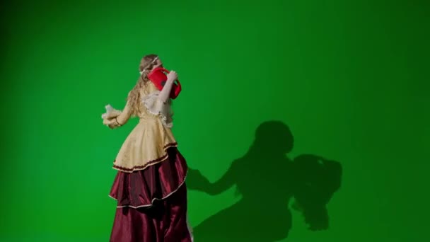 历史人物现代生活方式广告 穿着古装的女人在彩色键绿色屏幕上 身着复兴风格服装的女性 手持音乐扬声器听着音乐和跳舞 — 图库视频影像