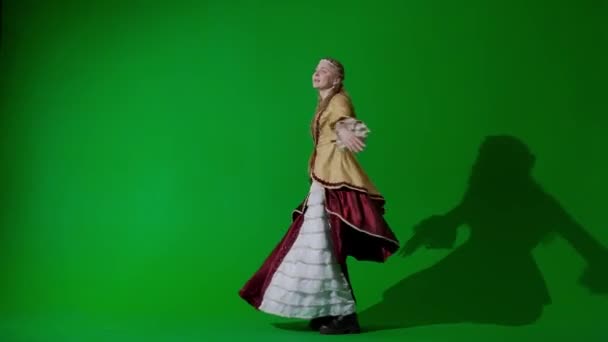 歴史的人物現代ライフスタイル広告 クロマキーの緑色のスクリーンの古代の衣装の女性 ルネッサンススタイルのドレスで優雅に踊る女性 — ストック動画