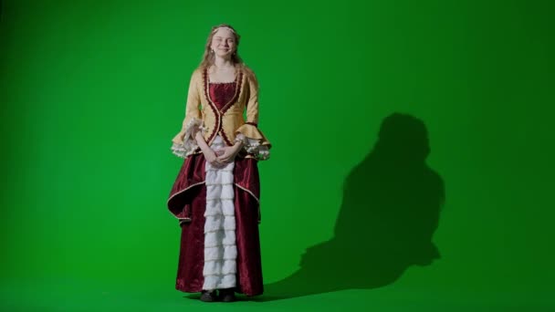 歴史的人物現代ライフスタイル広告 クロマキーの緑色の背景に古代の服を着た女性 ルネッサンススタイルのドレスの女性は カメラを見てポーズ — ストック動画