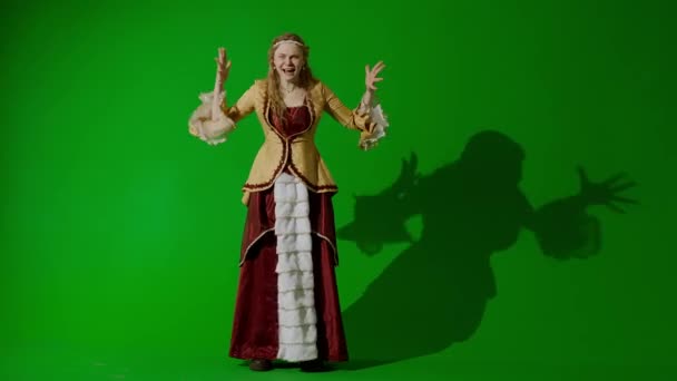 历史人物现代生活方式广告 穿着古装的女人在彩色键绿色屏幕的背景上 身着复兴风格服装的女性看着摄像机怒吼着 — 图库视频影像