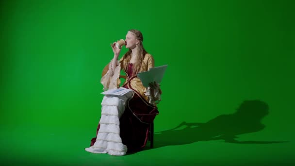 历史人物现代生活方式广告 女性古装上的彩色键绿色屏幕背景 复兴时期的女商人穿着带着纸质文件的咖啡 — 图库视频影像