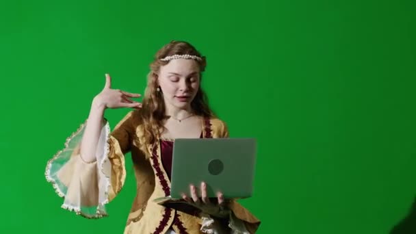 歴史的人物現代ライフスタイル広告 クロマキーの緑色の背景に古代の服を着た女性 ルネッサンススタイルのドレスの女性 ラップトップ興奮ショー勝利ジェスチャー — ストック動画
